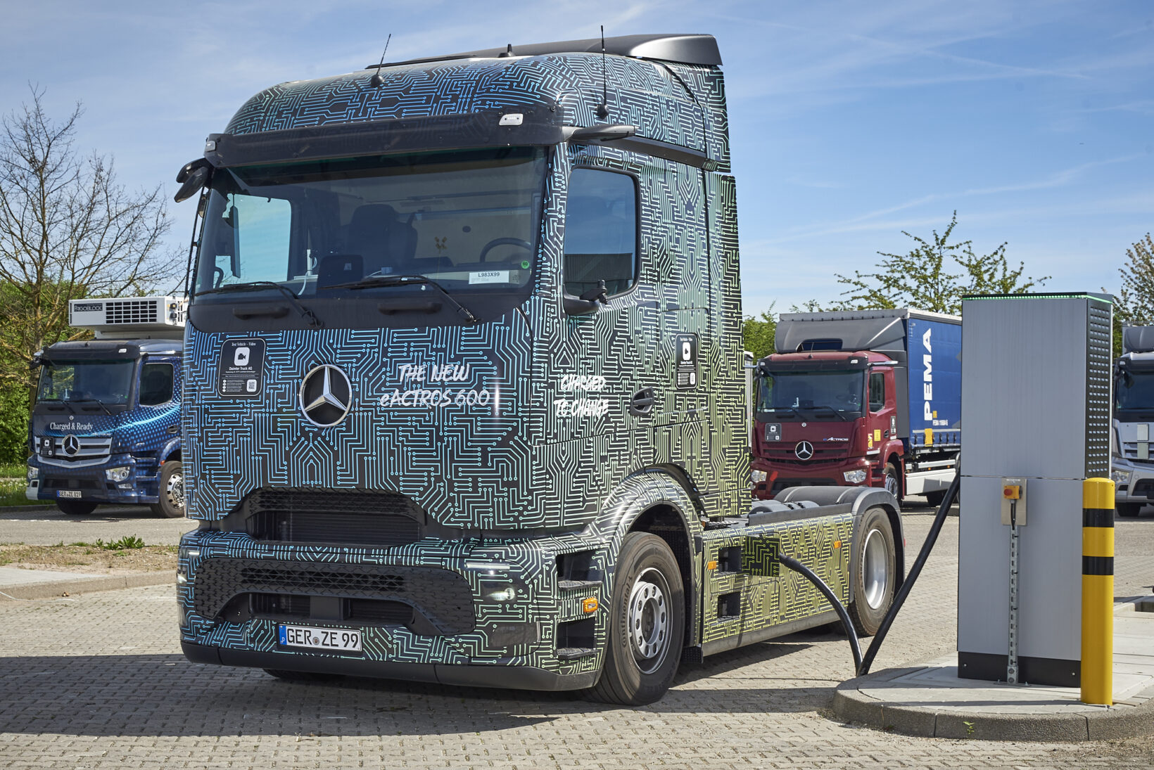Mercedes demonstrates ultra-fast charging of its 1000 kW eActros 600 truck